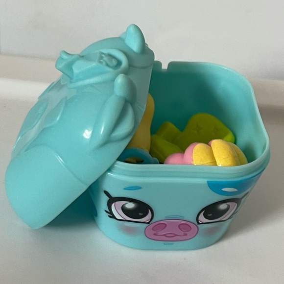 Shopkins Collectibles - Shopkins Lot of 5 including storage box - Picture 2 of 6